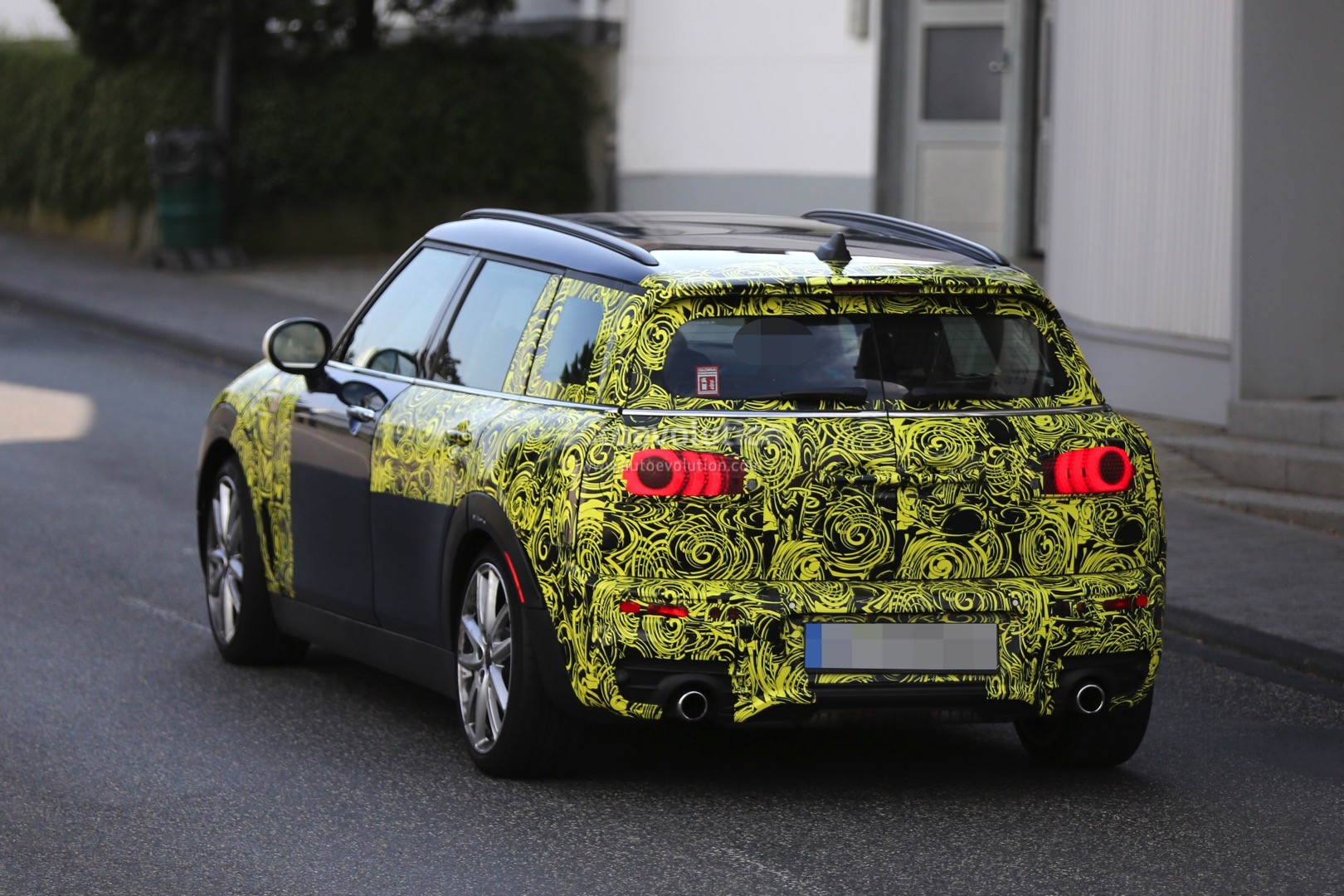 2015 - [Mini] Mini IV Clubman [F54] - Page 16 2016-mini-cooper-s-clubman-spied-with-its-barn-doors-open-photo-gallery_14