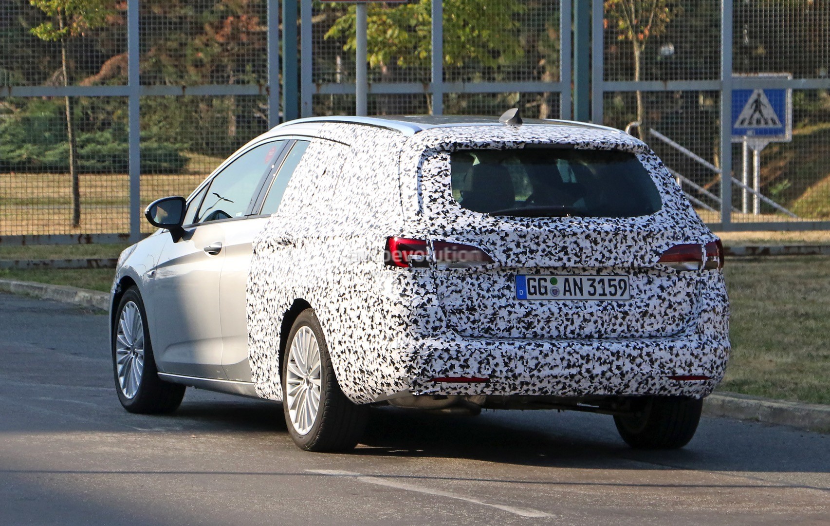 [2016] OPEL Astra Sport Tourer 2016-opel-astra-st-spied-again-we-can-show-you-how-it-will-look-like-photo-gallery_10