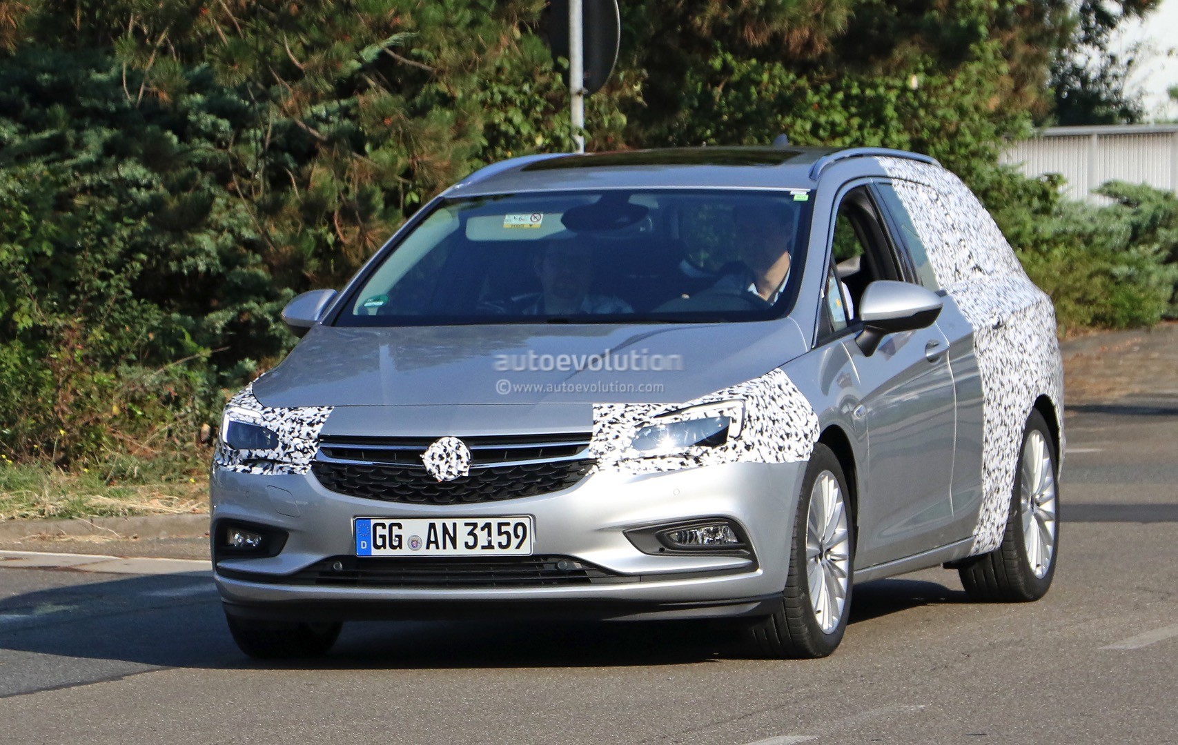 [2016] OPEL Astra Sport Tourer 2016-opel-astra-st-spied-again-we-can-show-you-how-it-will-look-like-photo-gallery_2