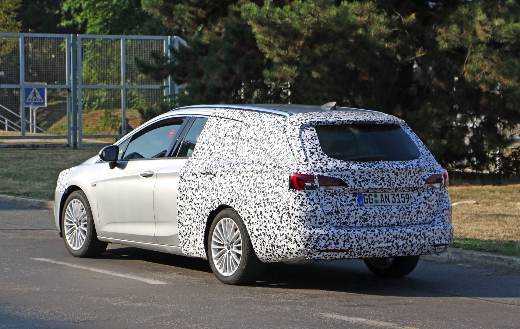 [2016] OPEL Astra Sport Tourer 2016-opel-astra-st-spied-again-we-can-show-you-how-it-will-look-like-photo-gallery_9