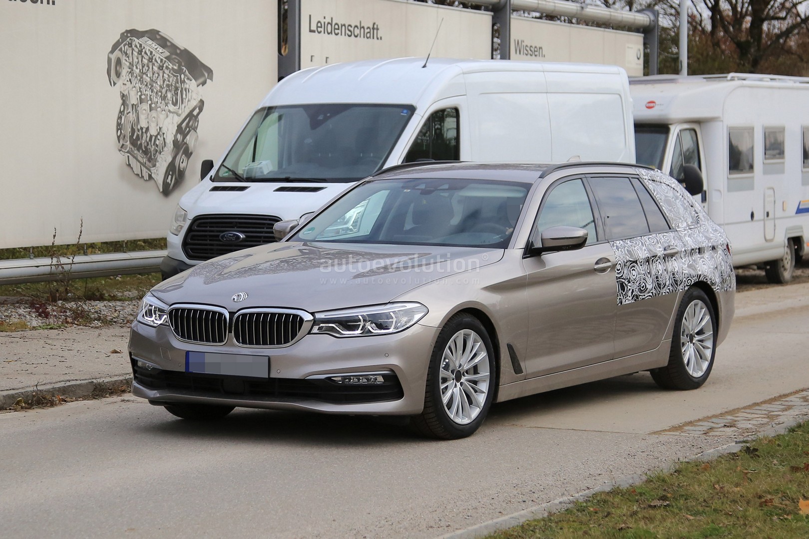 2016 - [BMW] Série 5 Berline & Touring [G30/G31] - Page 26 2017-bmw-5-series-touring-sheds-camo-likely-to-debut-in-geneva_2
