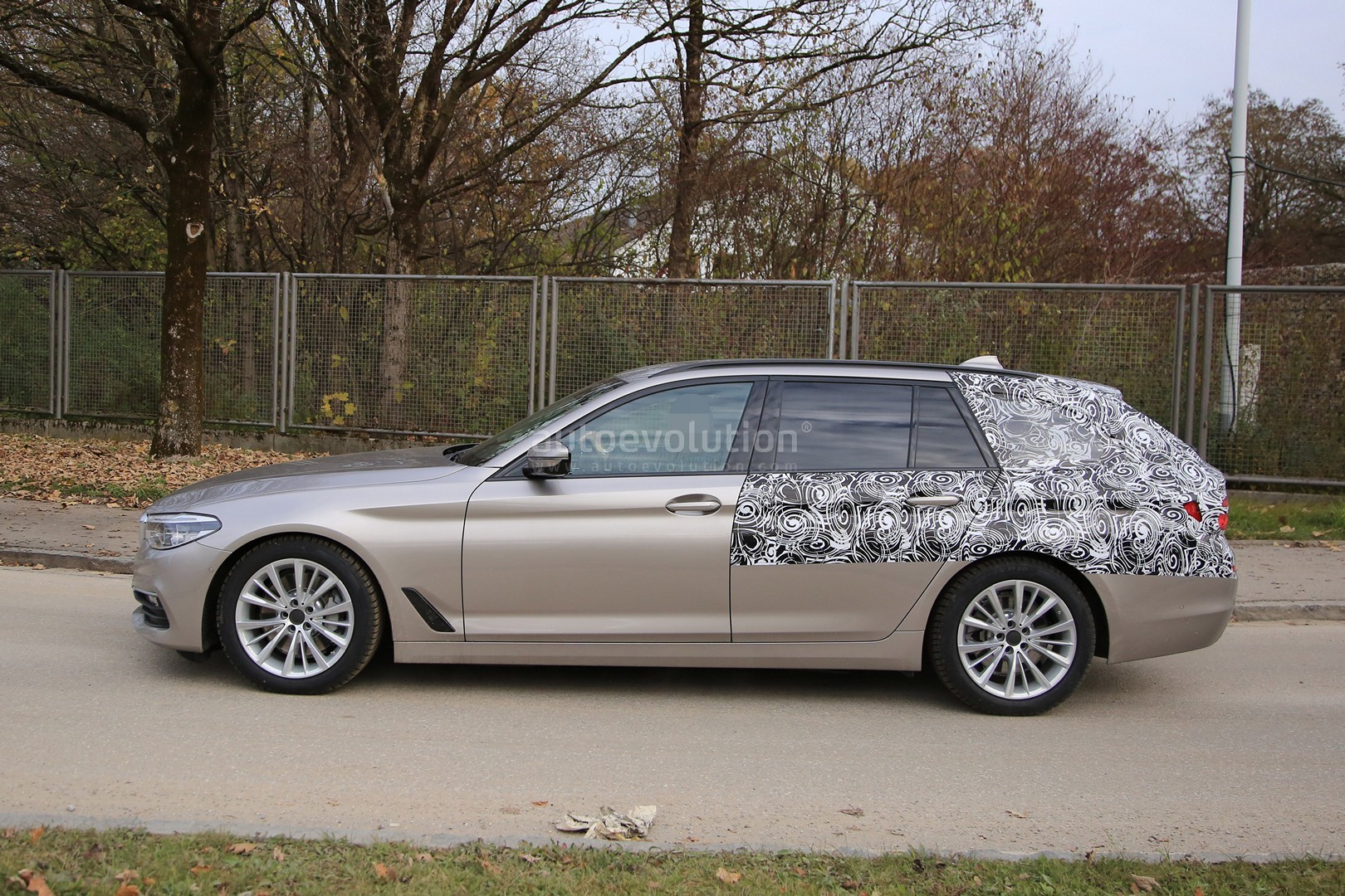 2016 - [BMW] Série 5 Berline & Touring [G30/G31] - Page 26 2017-bmw-5-series-touring-sheds-camo-likely-to-debut-in-geneva_4