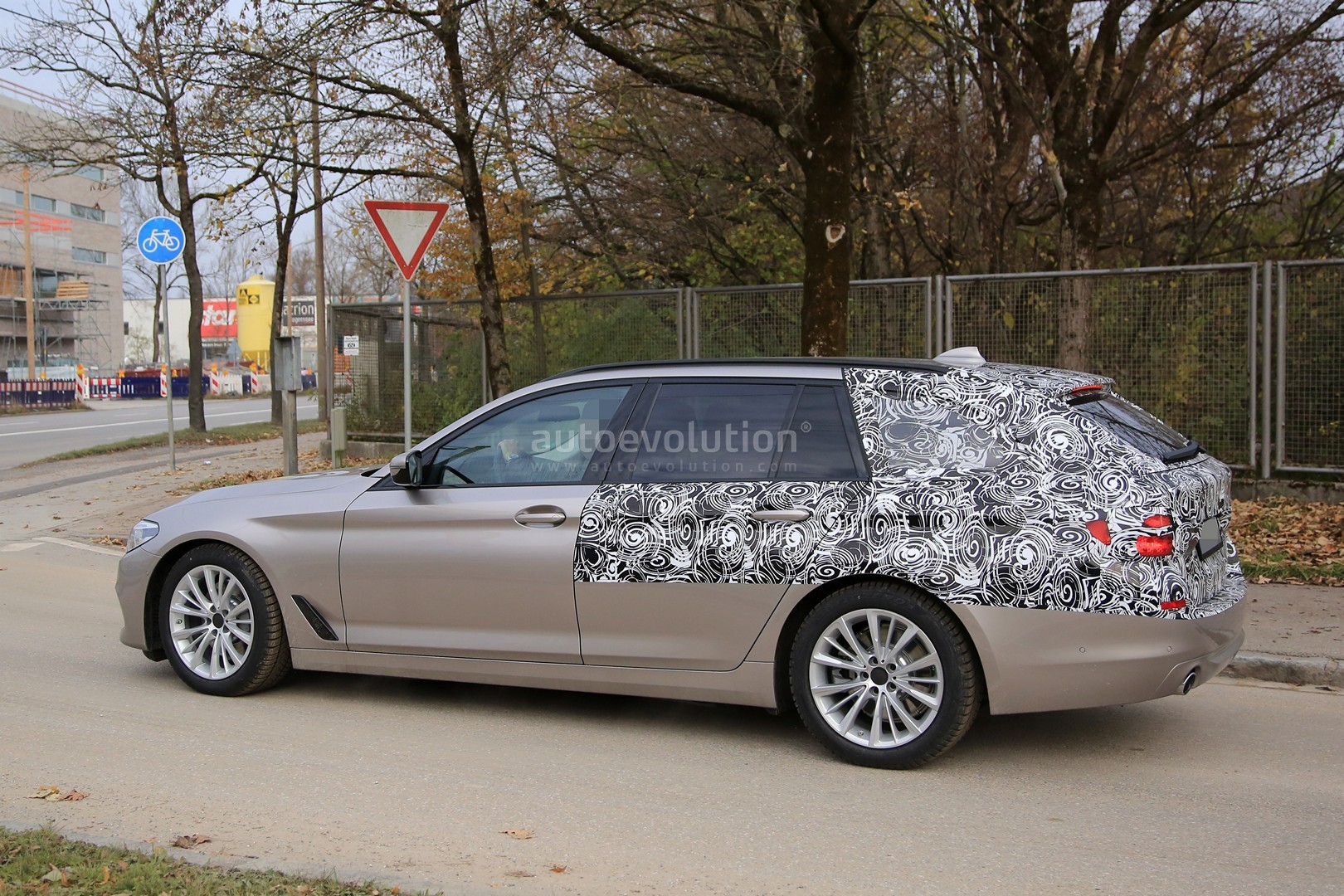 2016 - [BMW] Série 5 Berline & Touring [G30/G31] - Page 26 2017-bmw-5-series-touring-sheds-camo-likely-to-debut-in-geneva_5