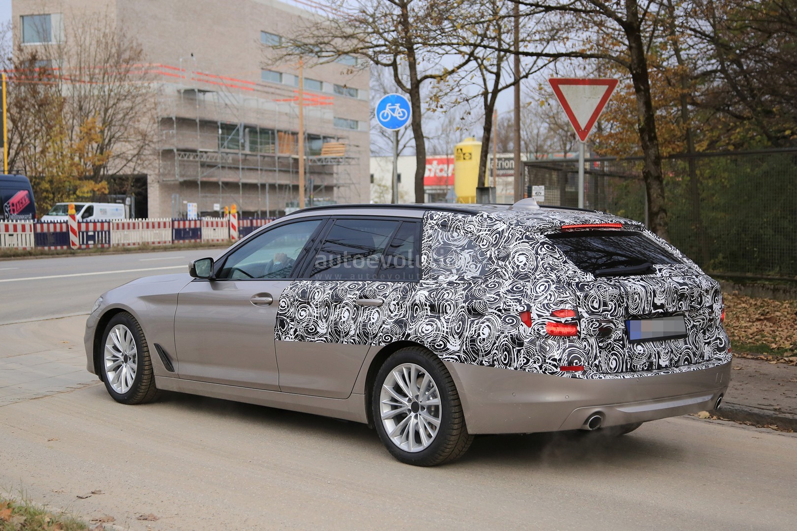 2016 - [BMW] Série 5 Berline & Touring [G30/G31] - Page 26 2017-bmw-5-series-touring-sheds-camo-likely-to-debut-in-geneva_6