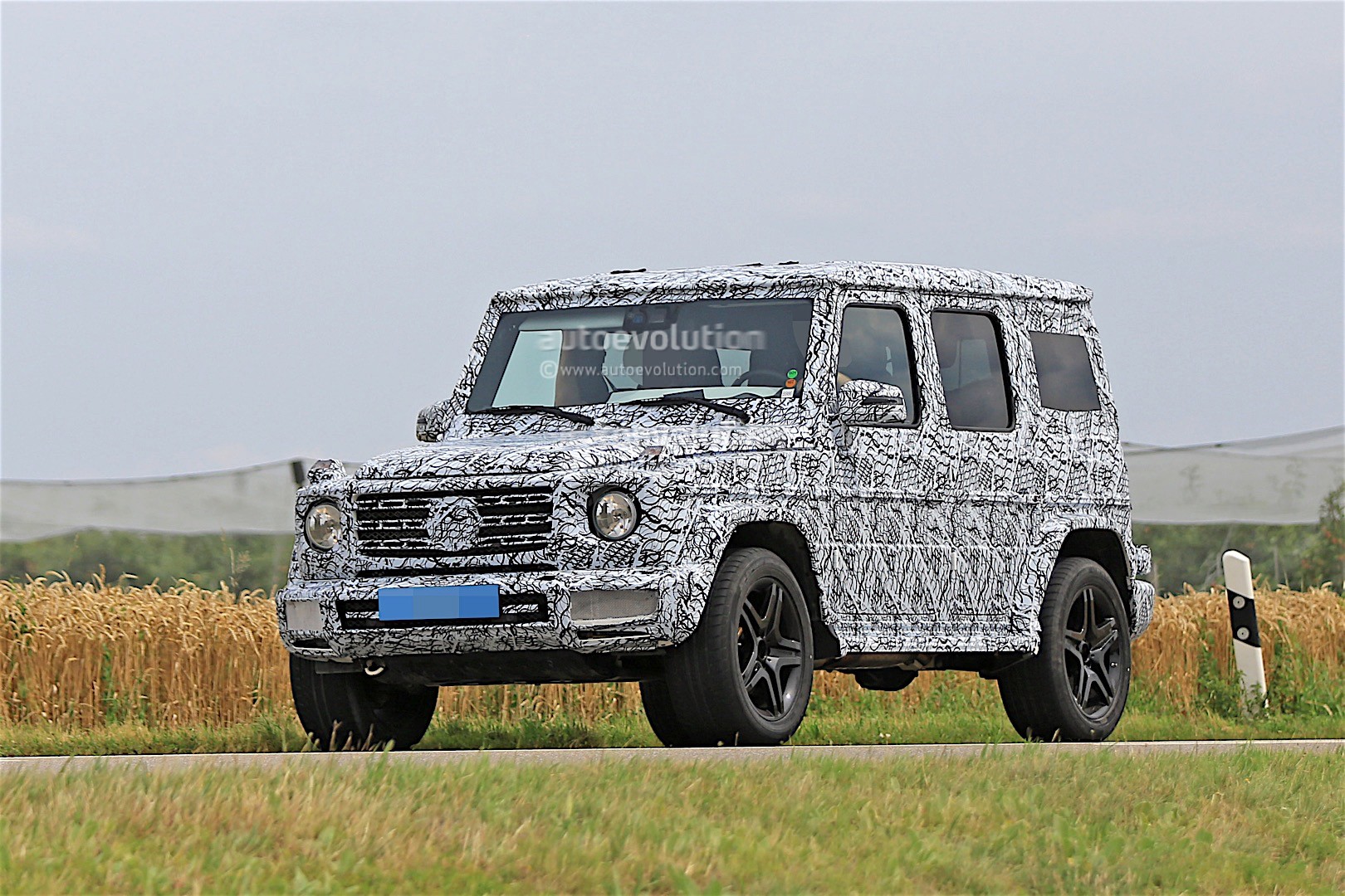 2017 - [Mercedes-Benz] Classe G II - Page 2 2018-mercedes-g-class-prototype-spied-on-the-road-sounds-like-a-v8_13