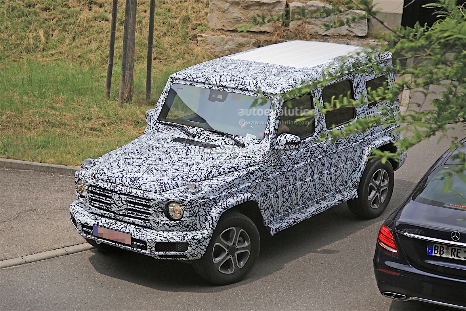 2017 - [Mercedes-Benz] Classe G II - Page 2 2018-mercedes-g-class-prototype-spied-on-the-road-sounds-like-a-v8_4