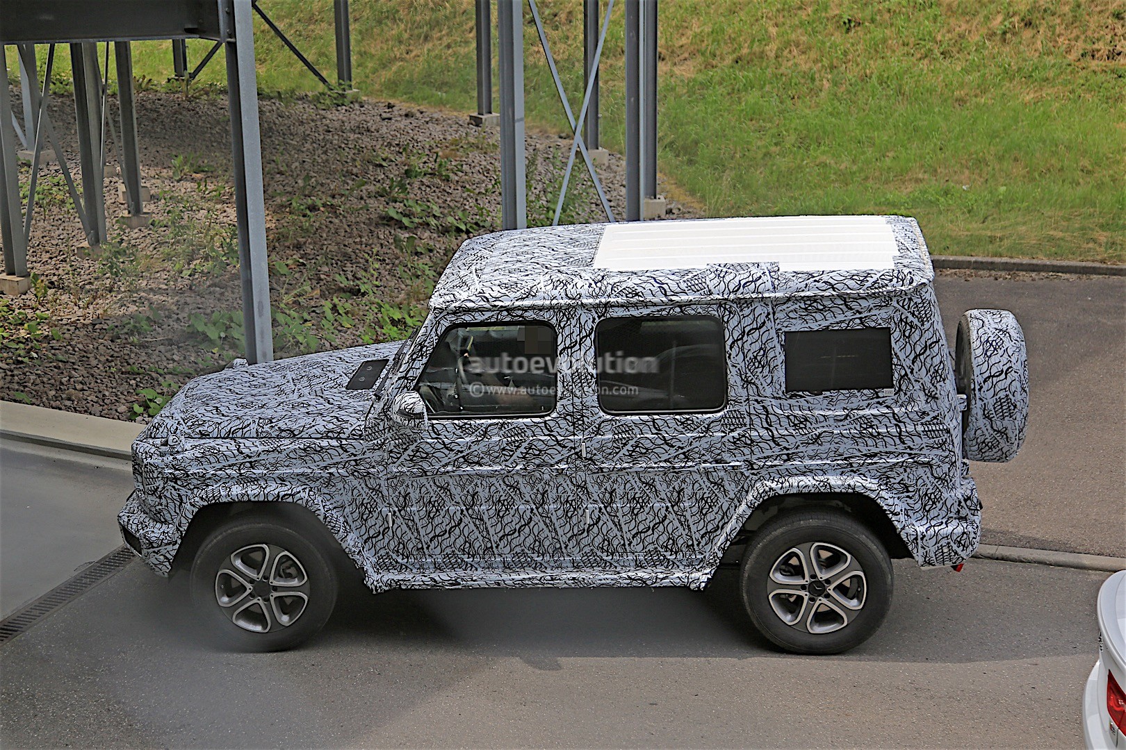 2017 - [Mercedes-Benz] Classe G II - Page 2 2018-mercedes-g-class-prototype-spied-on-the-road-sounds-like-a-v8_7