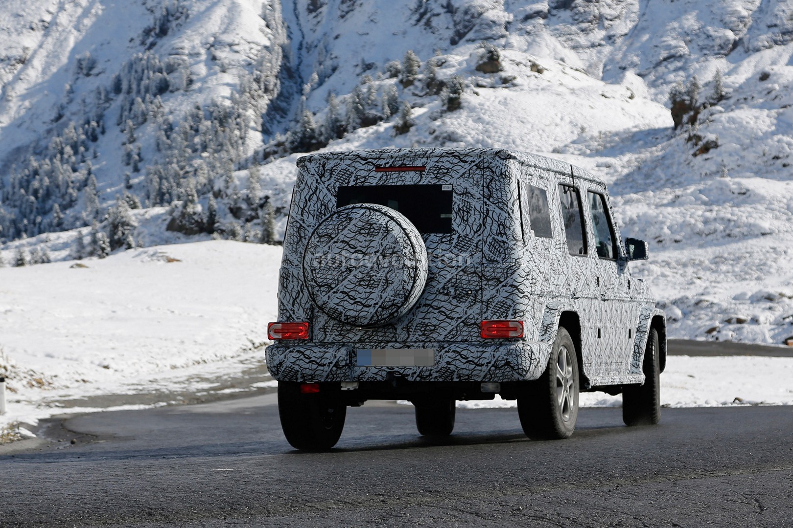 2017 - [Mercedes-Benz] Classe G II - Page 2 2018-mercedes-g-class-sees-snow-gets-ready-for-winter-testing_11