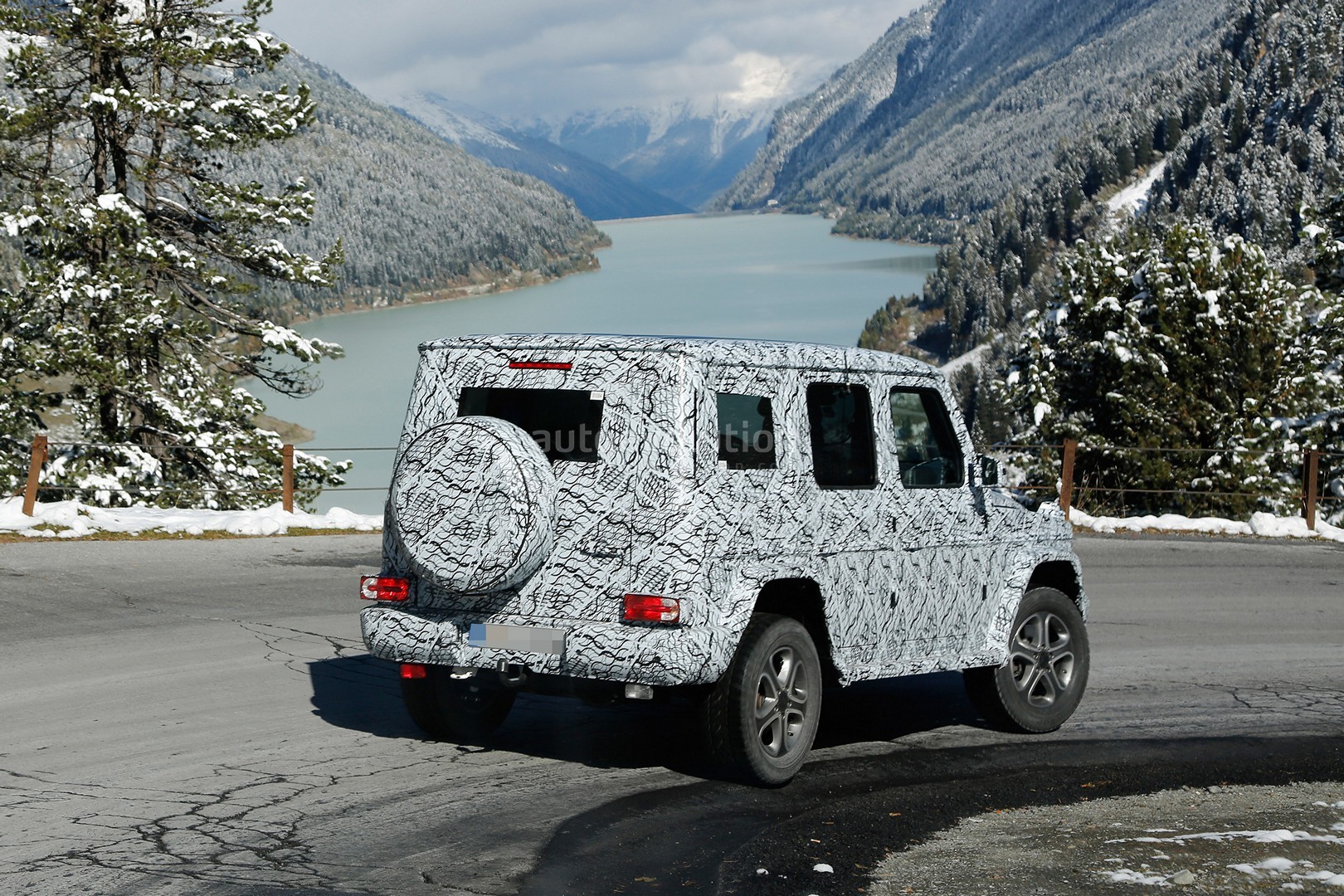 2017 - [Mercedes-Benz] Classe G II - Page 2 2018-mercedes-g-class-sees-snow-gets-ready-for-winter-testing_15