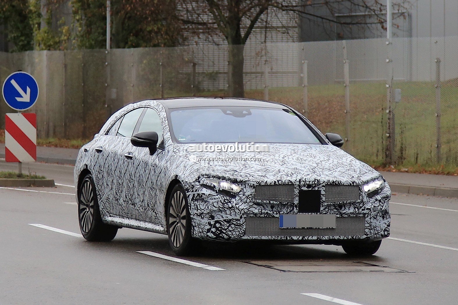 2018 - [Mercedes] CLS III  2019-mercedes-benz-cle-prototype-grins-for-the-camera_1