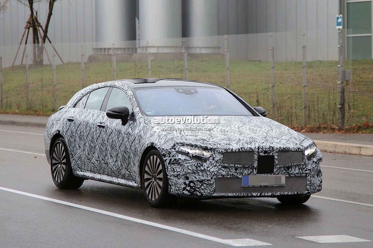 2018 - [Mercedes] CLS III  2019-mercedes-benz-cle-prototype-grins-for-the-camera_3