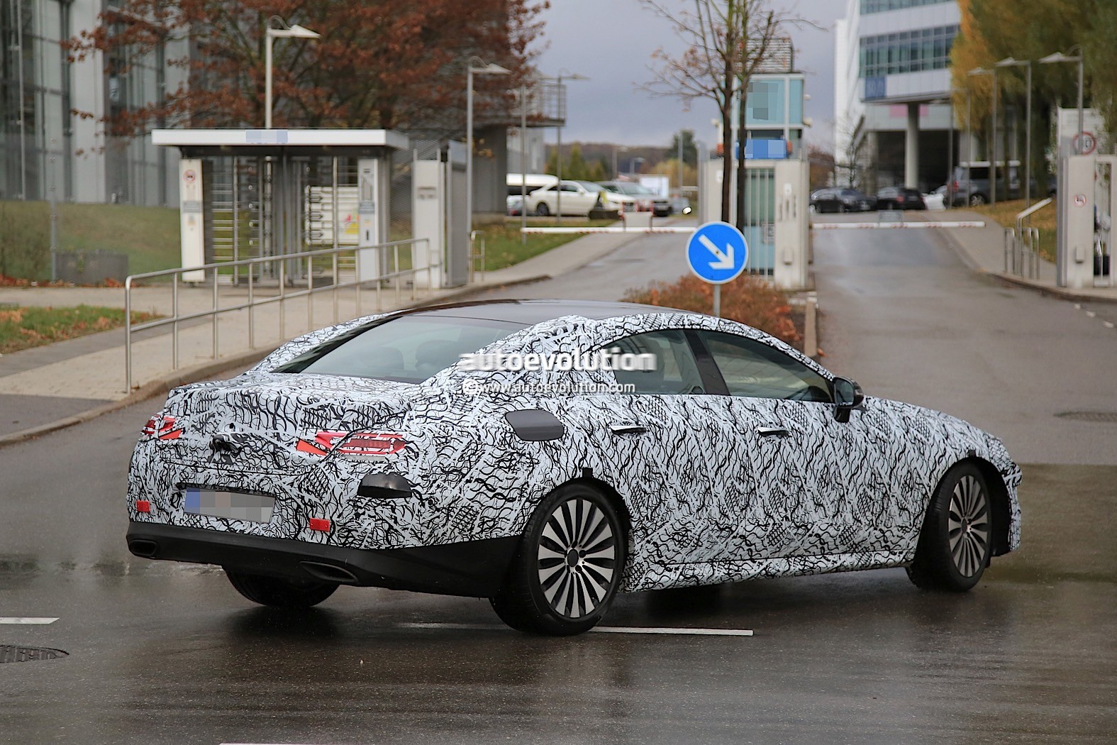 2018 - [Mercedes] CLS III  2019-mercedes-benz-cle-prototype-grins-for-the-camera_9