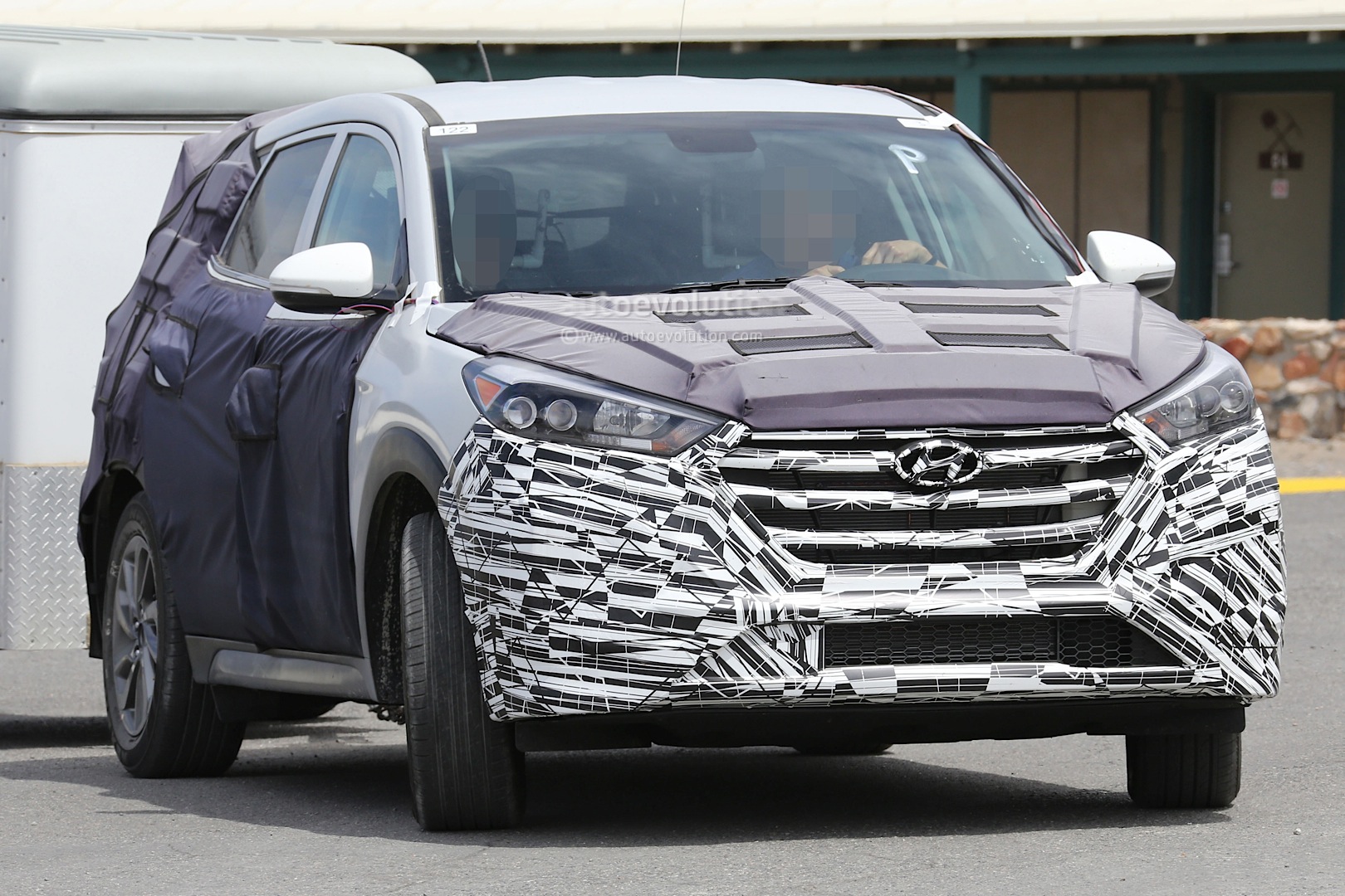 2015 - [Hyundai] Tucson III All-new-2016-hyundai-tucson-spied-with-less-camouflage-in-america-photo-gallery_2