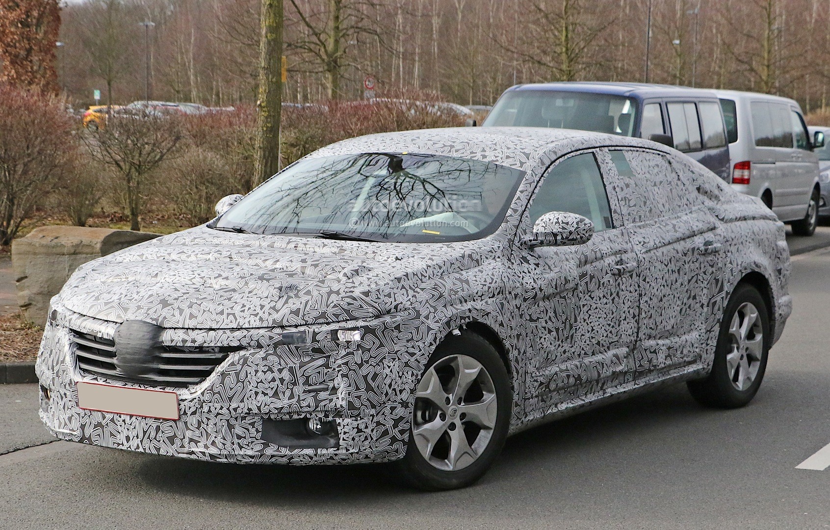 2015 - [Renault] Talisman  [LFD/KFD] - Page 25 All-new-2016-renault-laguna-flagship-sedan-spied-for-the-first-time-photo-gallery_3