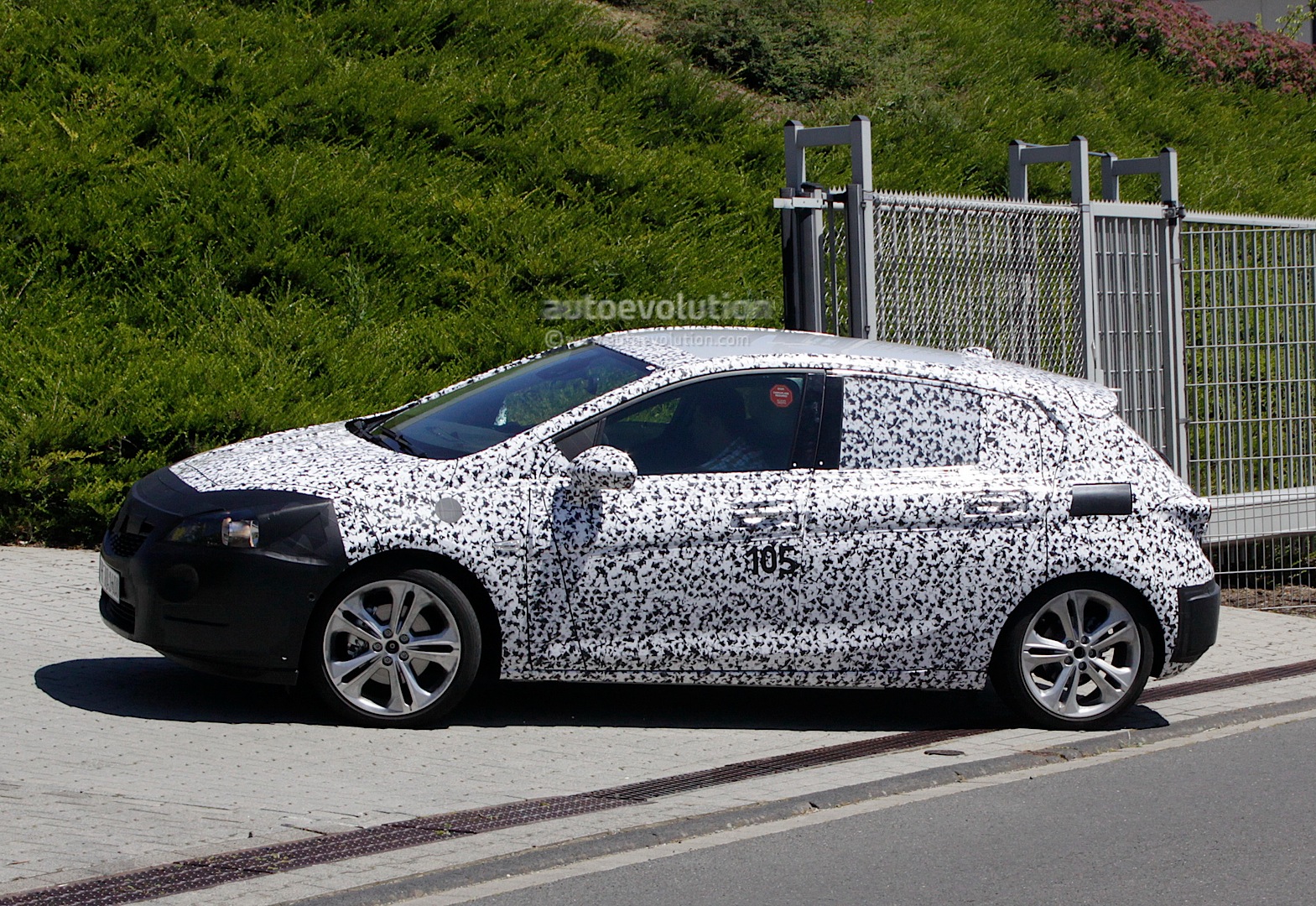 2015 - [Opel] Astra V [K] - Page 5 All-new-opel-astra-k-arrives-at-nurburgring-ahead-of-first-high-speed-tests_3