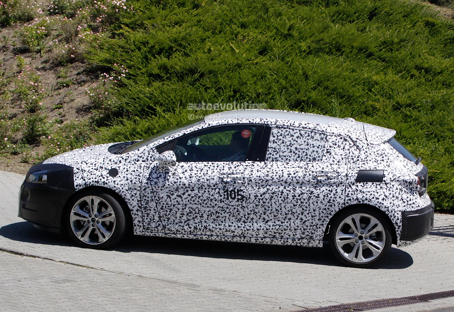 2015 - [Opel] Astra V [K] - Page 5 All-new-opel-astra-k-arrives-at-nurburgring-ahead-of-first-high-speed-tests_4