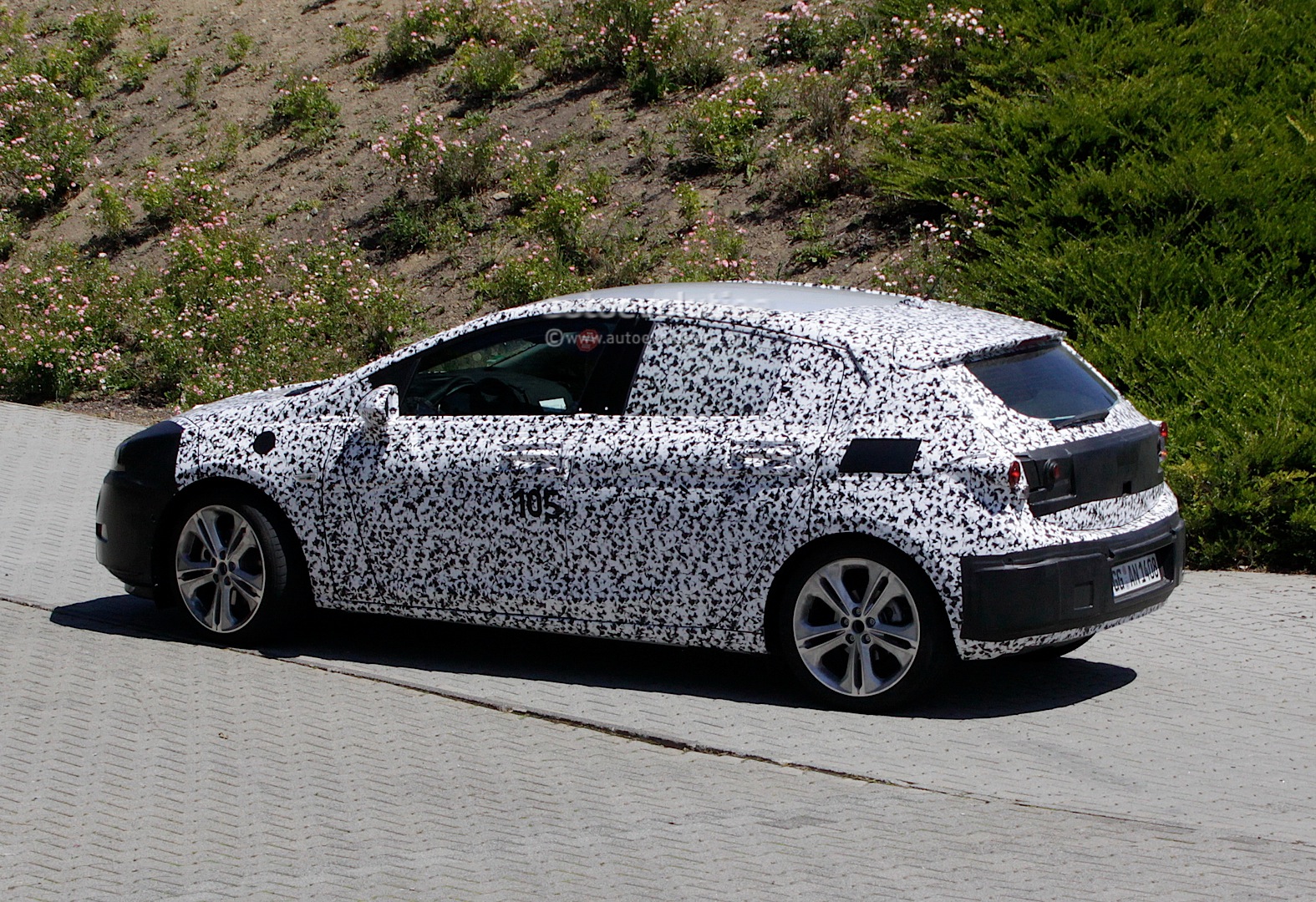 2015 - [Opel] Astra V [K] - Page 5 All-new-opel-astra-k-arrives-at-nurburgring-ahead-of-first-high-speed-tests_5