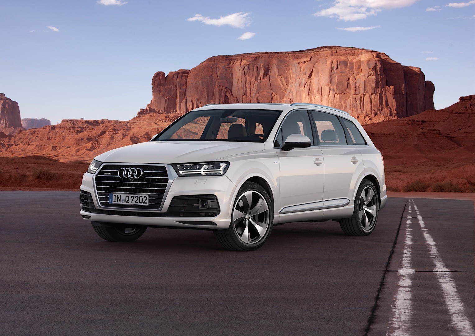 j'ai besoin de luc  - Page 2 Audi-shows-2015-q7-in-new-tofana-white-color-reveals-obsession-with-mountains_1