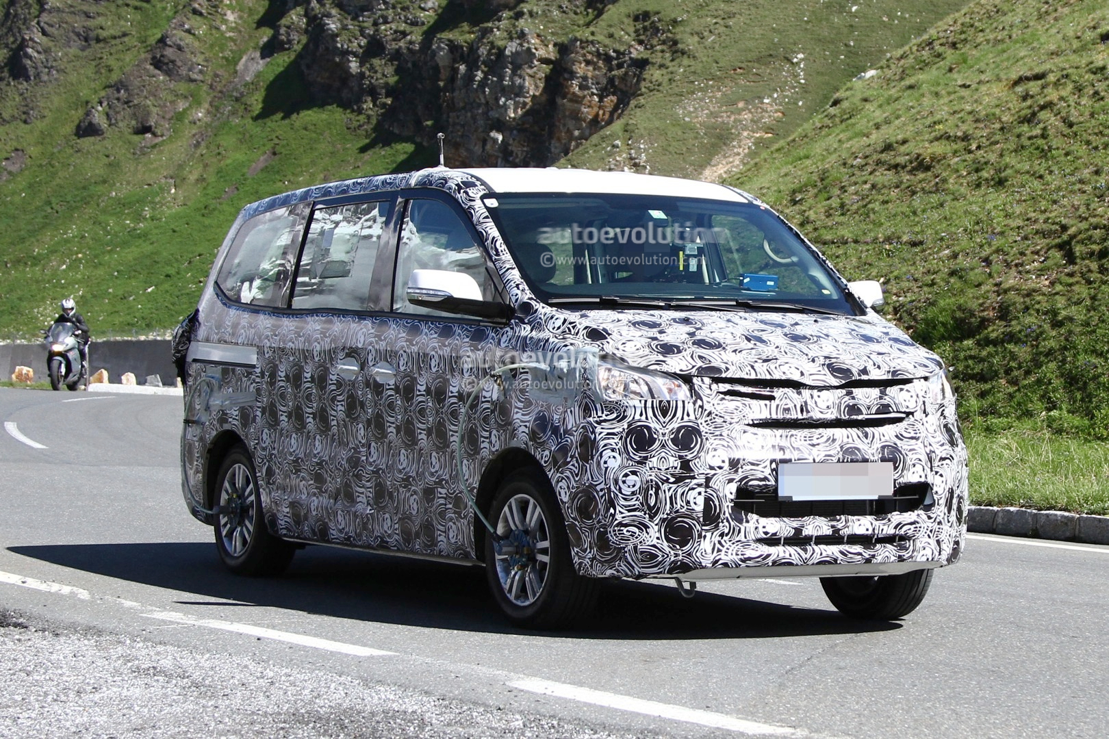 2015 - [Brilliance] Huasong 7 Bmw-powered-brilliance-jinbei-mpv-spotted-testing-in-the-mountains-photo-gallery_1