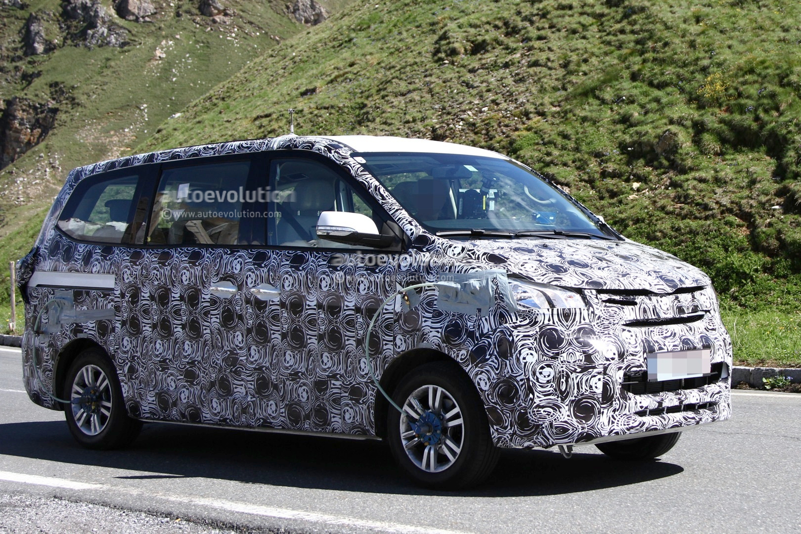 2015 - [Brilliance] Huasong 7 Bmw-powered-brilliance-jinbei-mpv-spotted-testing-in-the-mountains-photo-gallery_2