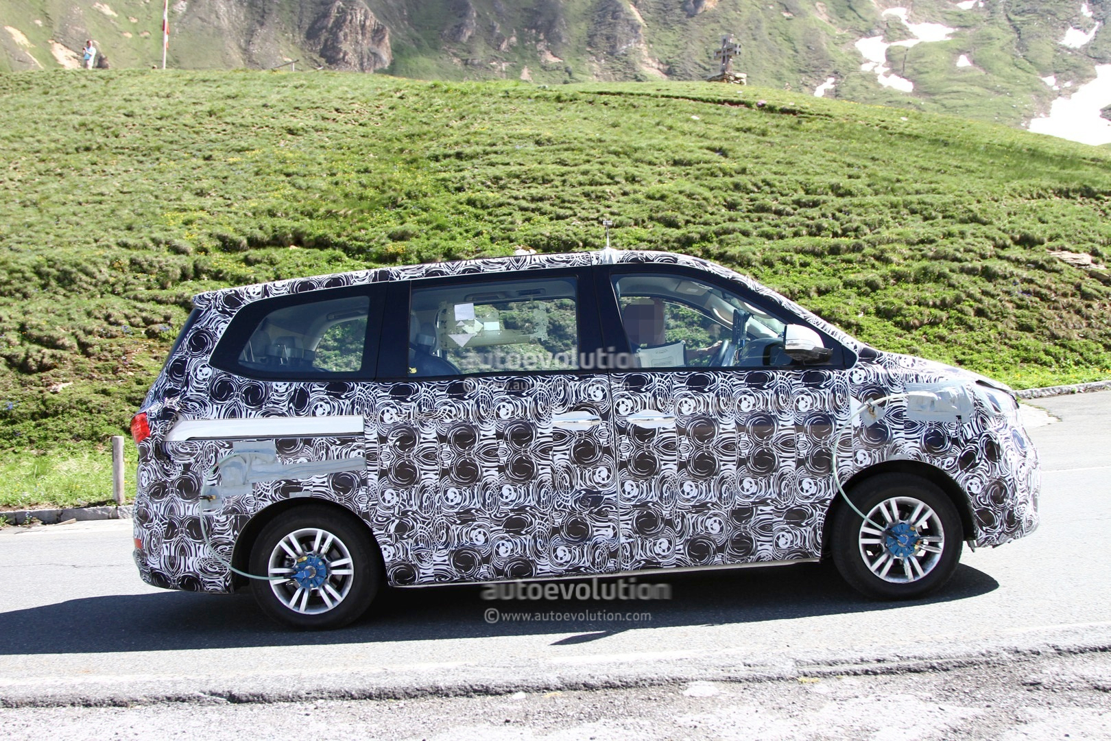 2015 - [Brilliance] Huasong 7 Bmw-powered-brilliance-jinbei-mpv-spotted-testing-in-the-mountains-photo-gallery_3