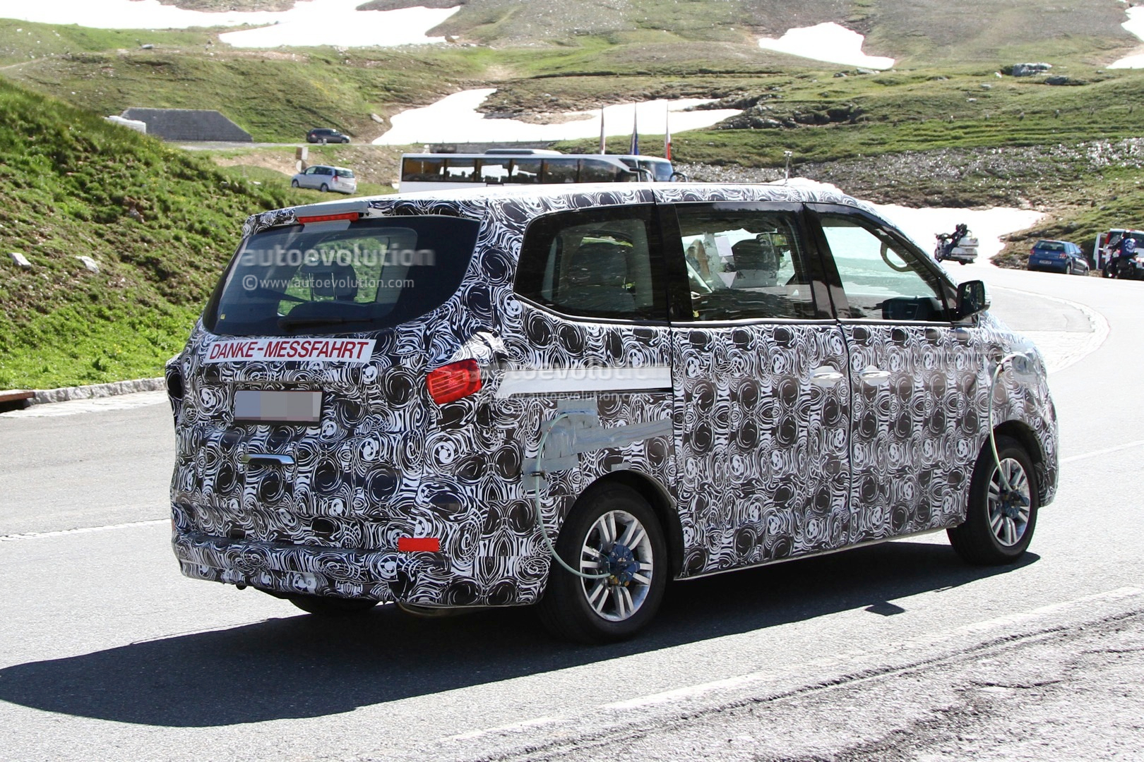 2015 - [Brilliance] Huasong 7 Bmw-powered-brilliance-jinbei-mpv-spotted-testing-in-the-mountains-photo-gallery_5