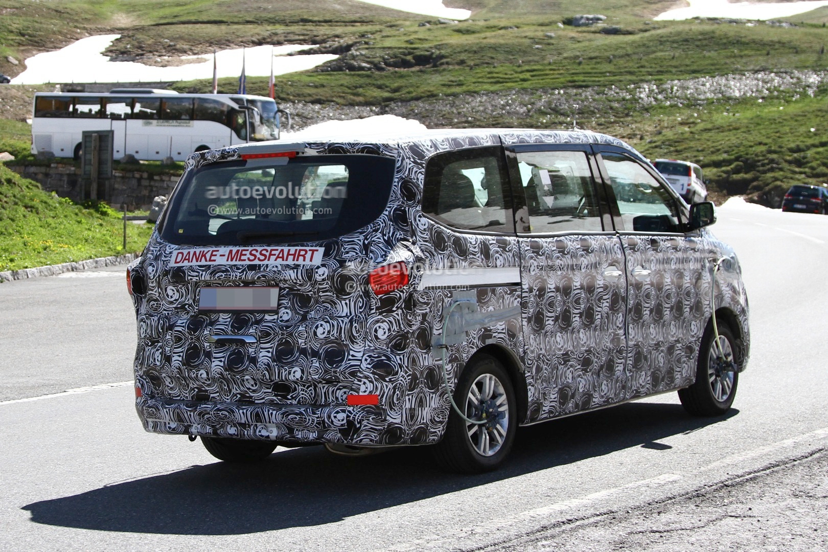 2015 - [Brilliance] Huasong 7 Bmw-powered-brilliance-jinbei-mpv-spotted-testing-in-the-mountains-photo-gallery_6