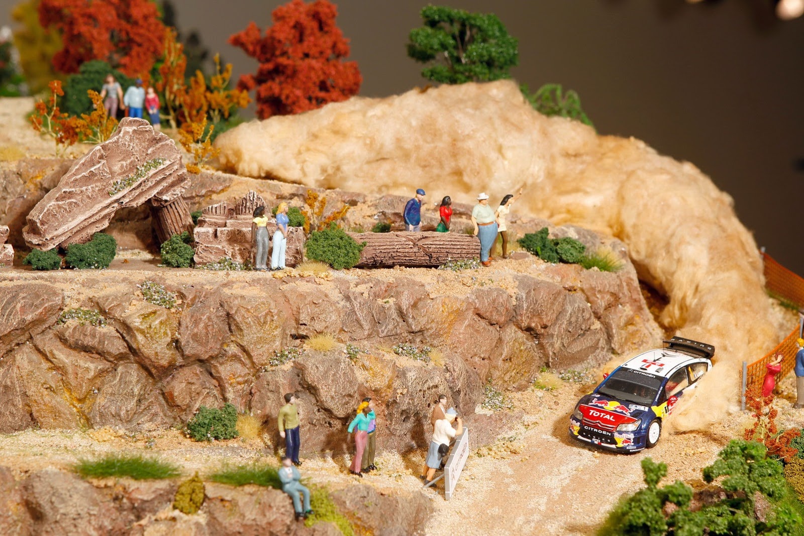 Zanimljive slike - Page 2 Citroen-celebrates-rally-success-with-impressive-diorama-on-top-of-a-ds3-photo-gallery_6