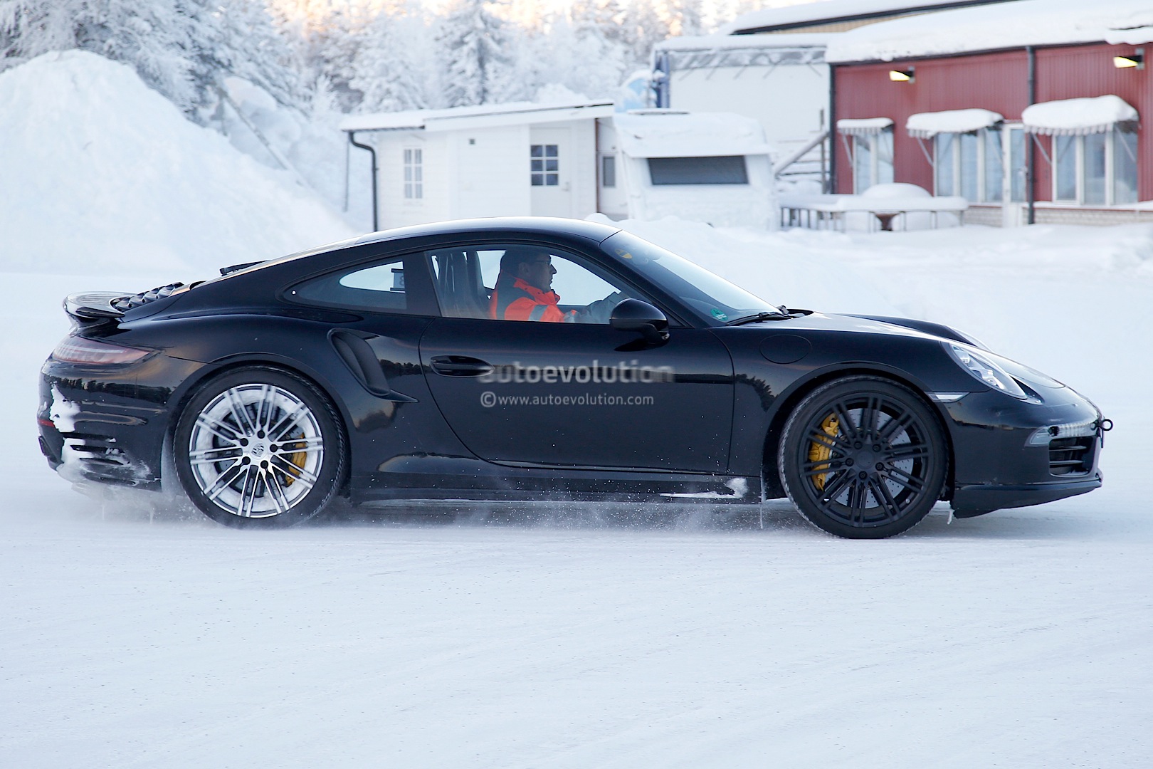 2015 - [Porsche] 911 Restylée [991] Facelifts-for-911-carrera-and-turbo-models-play-in-the-snow-photo-gallery_9