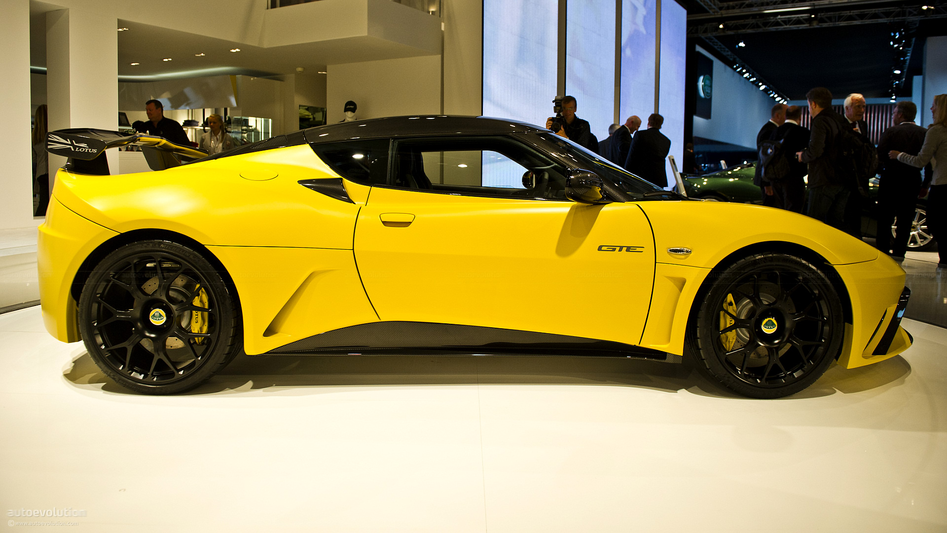 Consigli su Evora - Pagina 3 Frankfurt-2011-lotus-evora-gte-live-photos_4