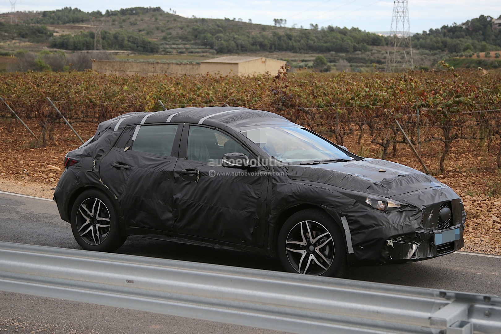 2015 - [Infiniti] Q30/QX30 - Page 2 Infiniti-qx30-spied-for-the-first-time-will-enter-production-in-2015-photo-gallery_12