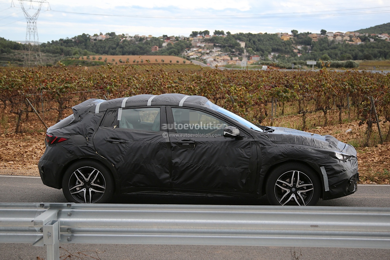 2015 - [Infiniti] Q30/QX30 - Page 2 Infiniti-qx30-spied-for-the-first-time-will-enter-production-in-2015-photo-gallery_13