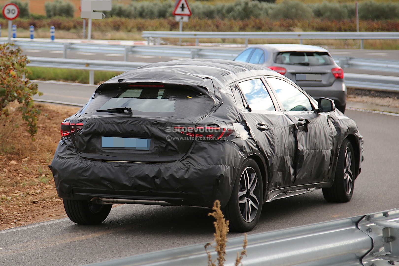 2015 - [Infiniti] Q30/QX30 - Page 2 Infiniti-qx30-spied-for-the-first-time-will-enter-production-in-2015-photo-gallery_15