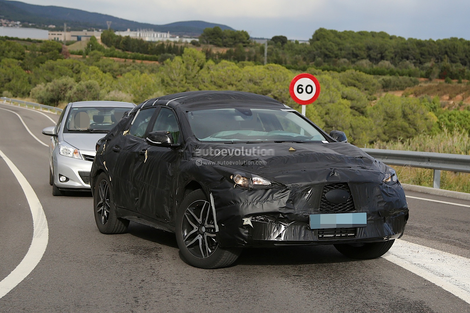 2015 - [Infiniti] Q30/QX30 - Page 2 Infiniti-qx30-spied-for-the-first-time-will-enter-production-in-2015-photo-gallery_2