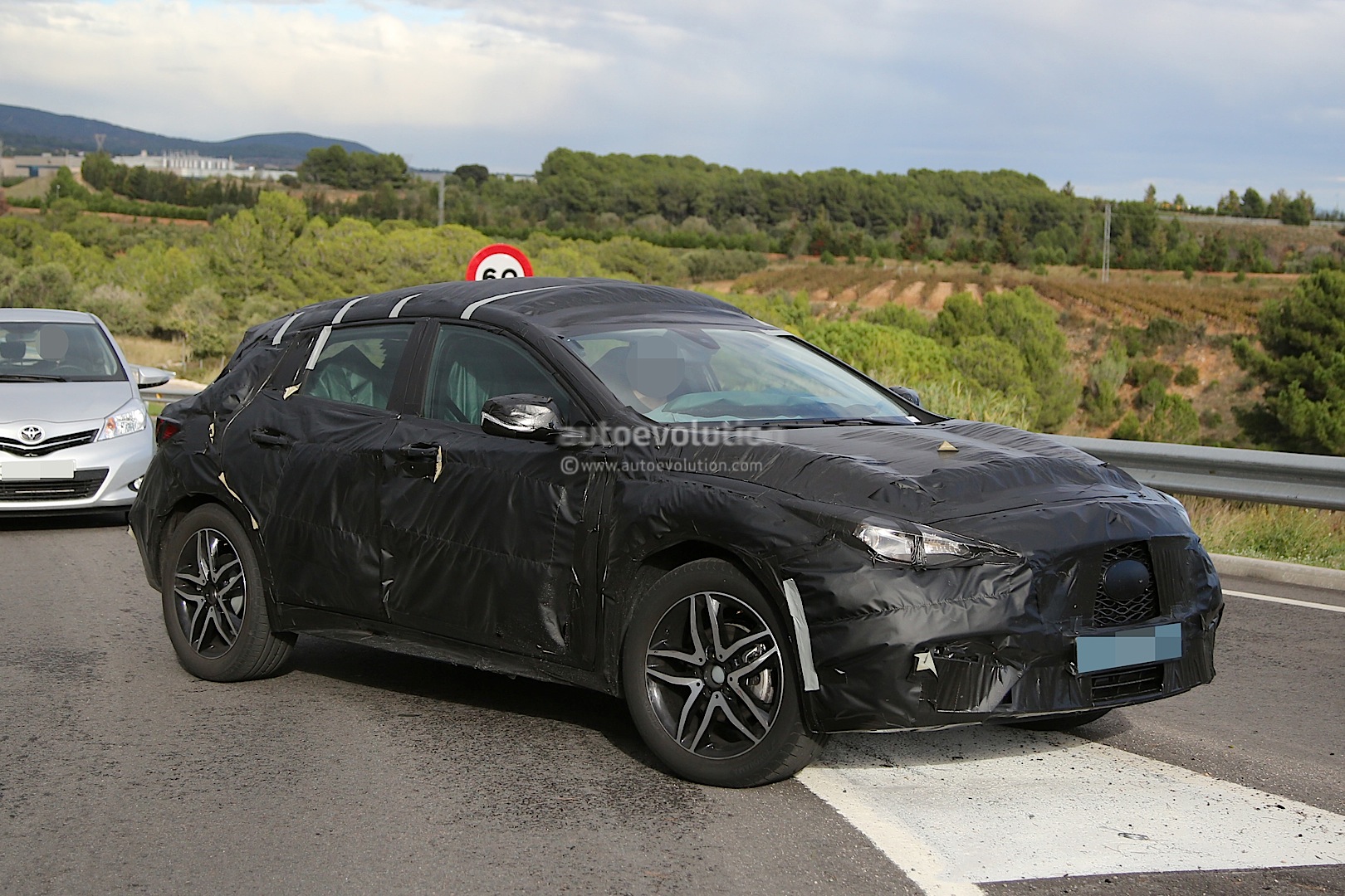 2015 - [Infiniti] Q30/QX30 - Page 2 Infiniti-qx30-spied-for-the-first-time-will-enter-production-in-2015-photo-gallery_3