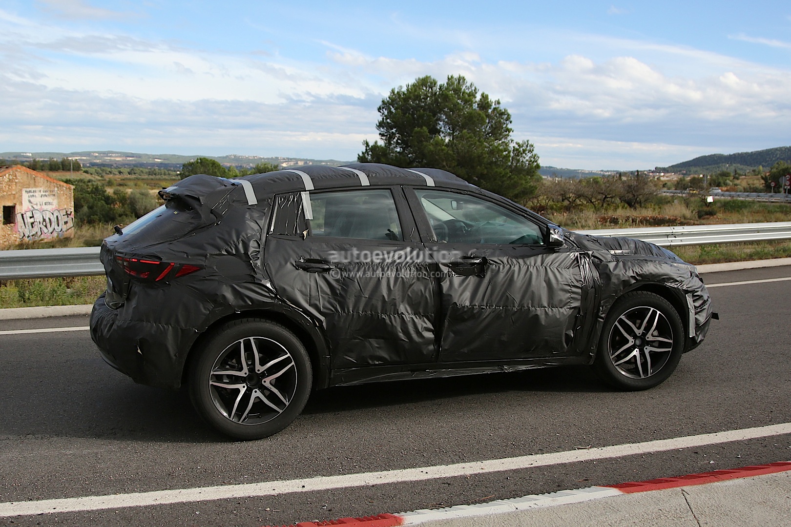 2015 - [Infiniti] Q30/QX30 - Page 2 Infiniti-qx30-spied-for-the-first-time-will-enter-production-in-2015-photo-gallery_5