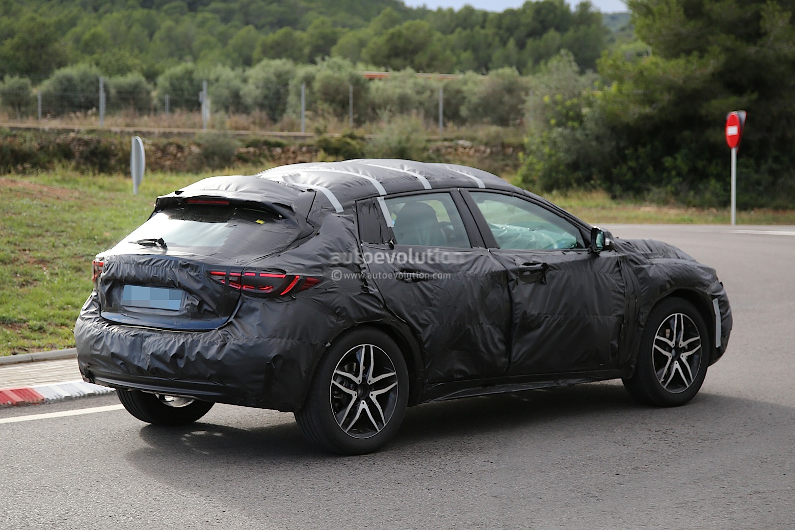 2015 - [Infiniti] Q30/QX30 - Page 2 Infiniti-qx30-spied-for-the-first-time-will-enter-production-in-2015-photo-gallery_8
