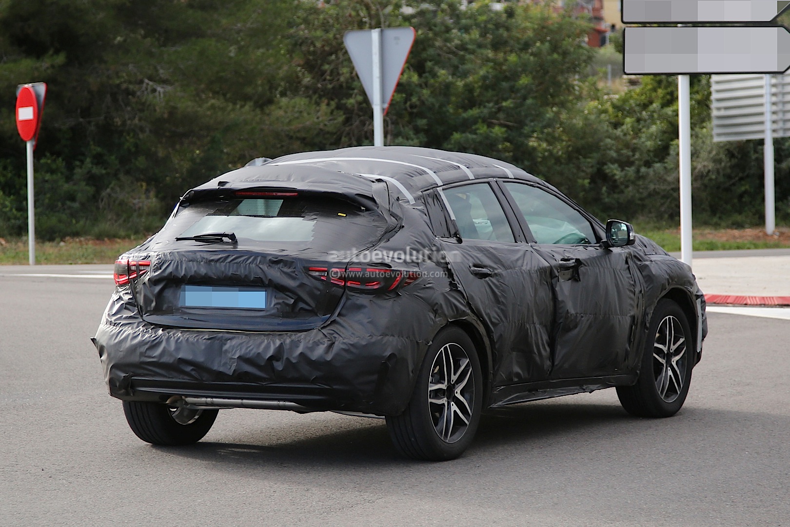 2015 - [Infiniti] Q30/QX30 - Page 2 Infiniti-qx30-spied-for-the-first-time-will-enter-production-in-2015-photo-gallery_9