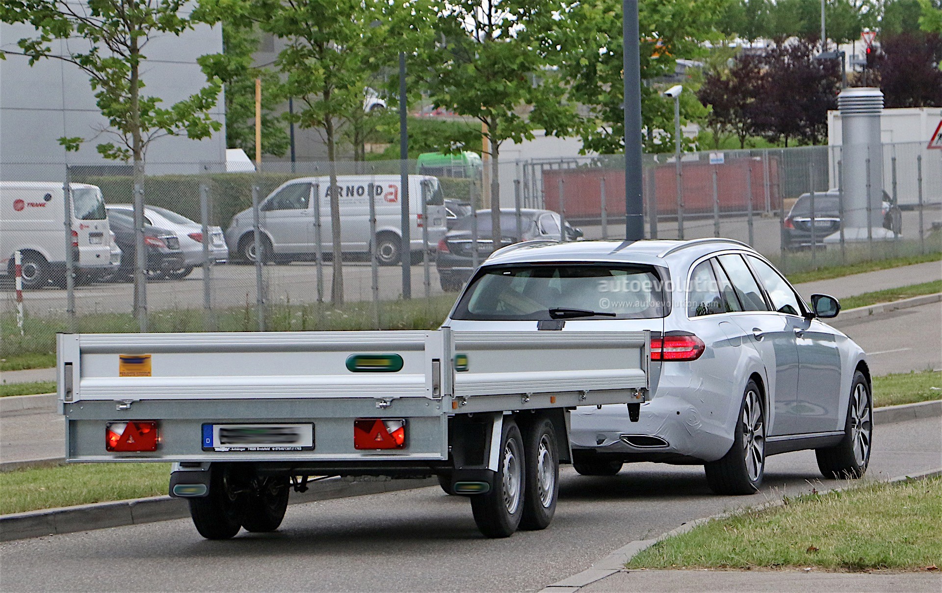 Flagra Mercedes-Benz Classe E All Terrain 2017 Mercedes-benz-e-class-crossover-spotted-testing_10