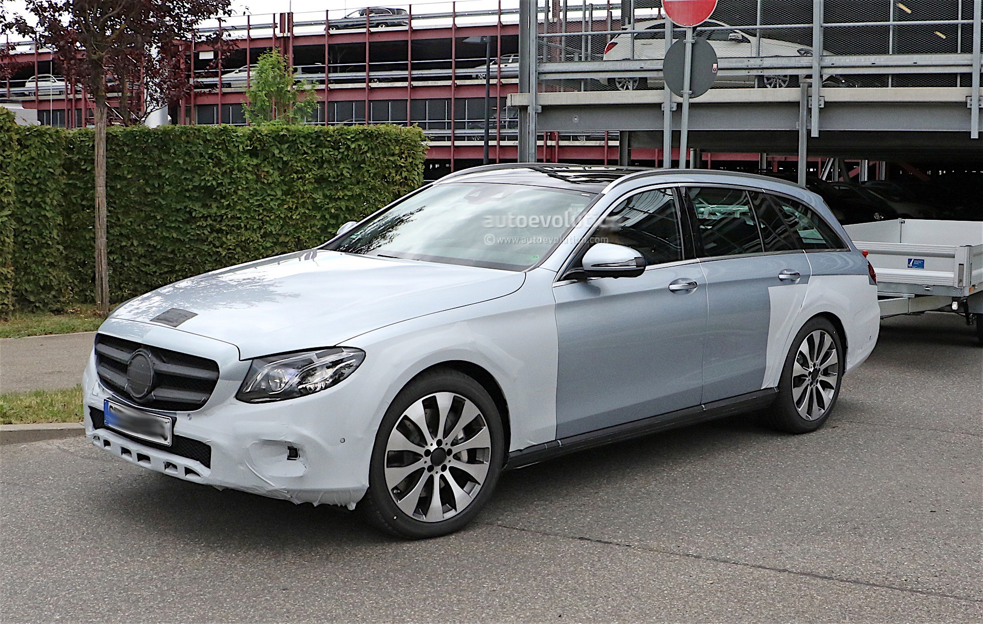 Flagra Mercedes-Benz Classe E All Terrain 2017 Mercedes-benz-e-class-crossover-spotted-testing_4