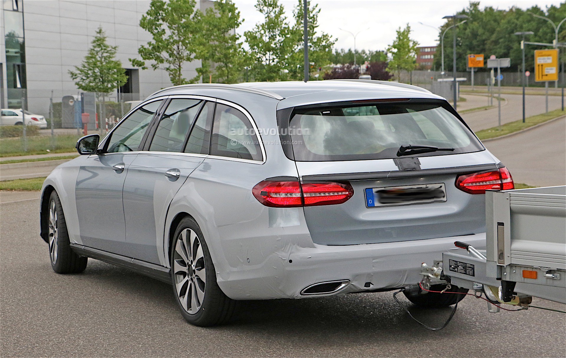 Flagra Mercedes-Benz Classe E All Terrain 2017 Mercedes-benz-e-class-crossover-spotted-testing_8