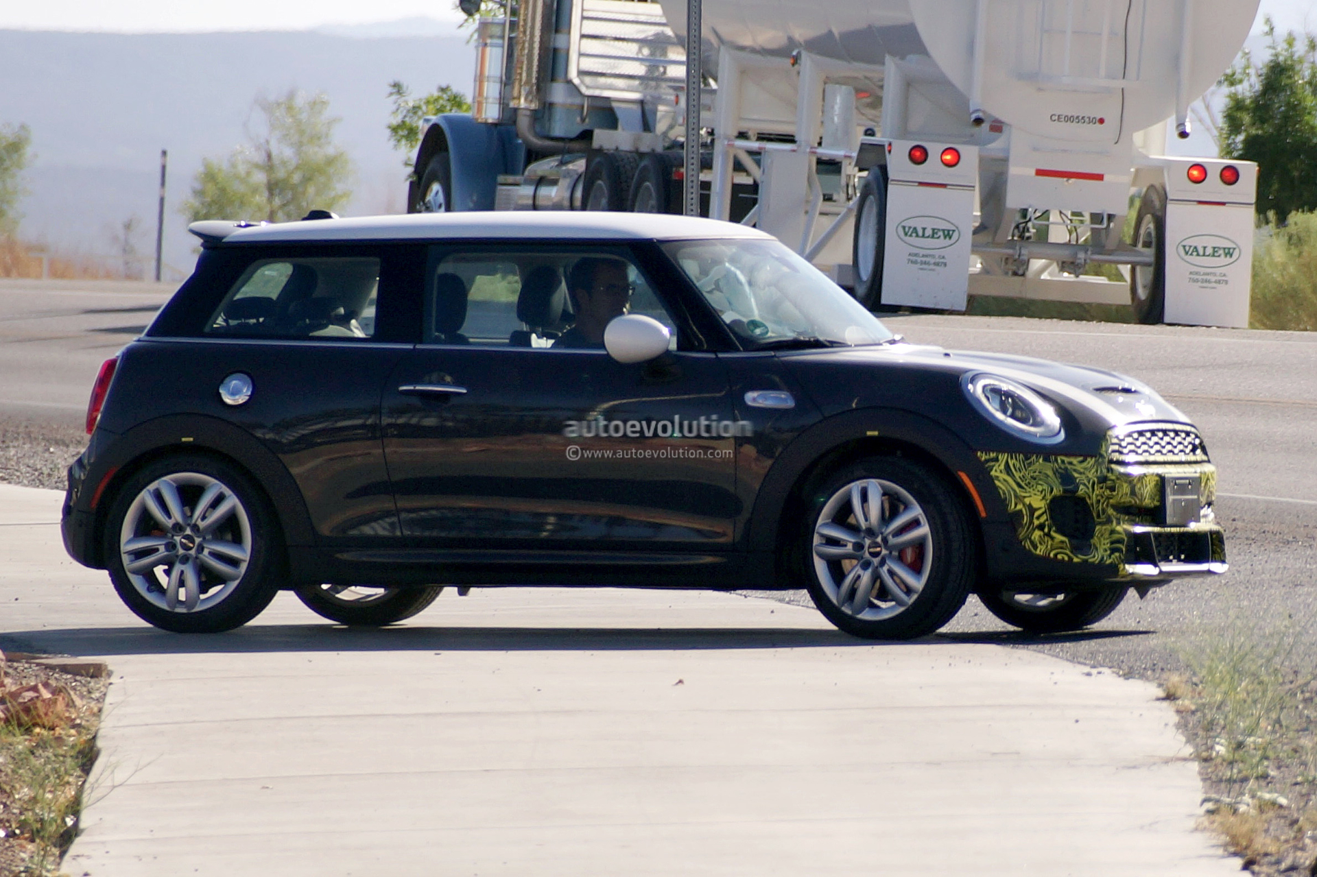 2013 - [Mini] Mini IV [F56] - Page 11 Mini-hatch-john-cooper-works-spied-testing-in-the-us_3