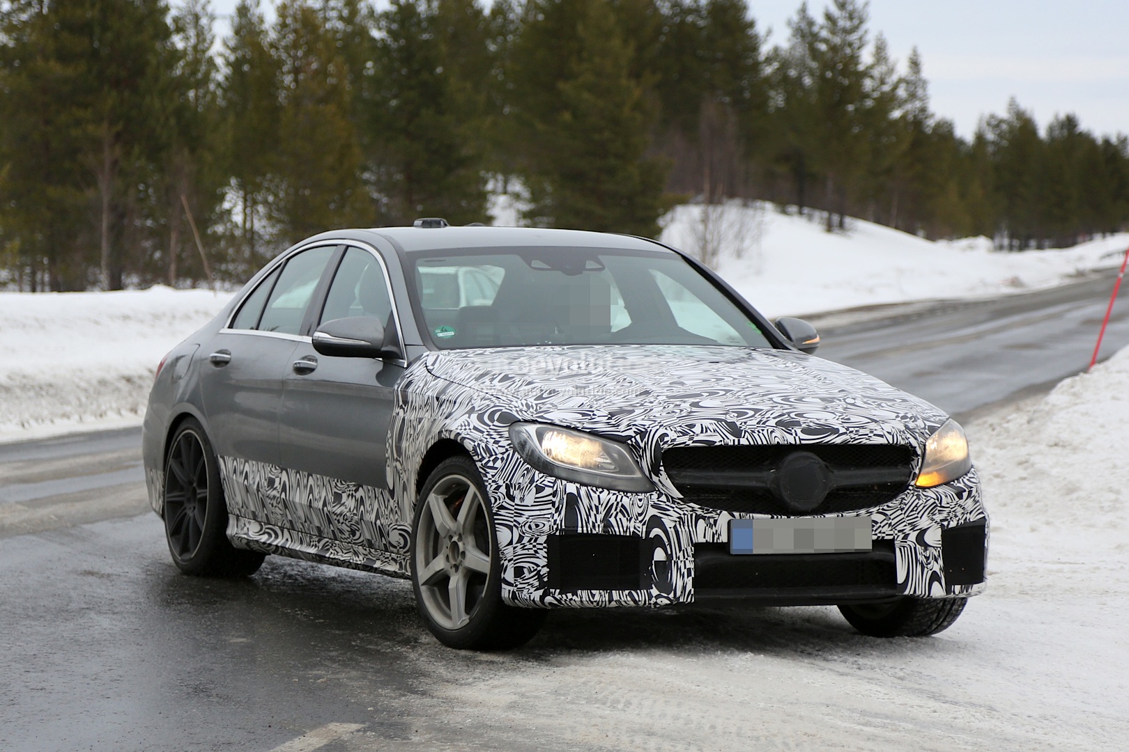 2014 - [Mercedes] Classe C [W205- S205] - Page 27 New-c-63-amg-w205-testing-with-old-c-63-amg-w204-photo-gallery_3