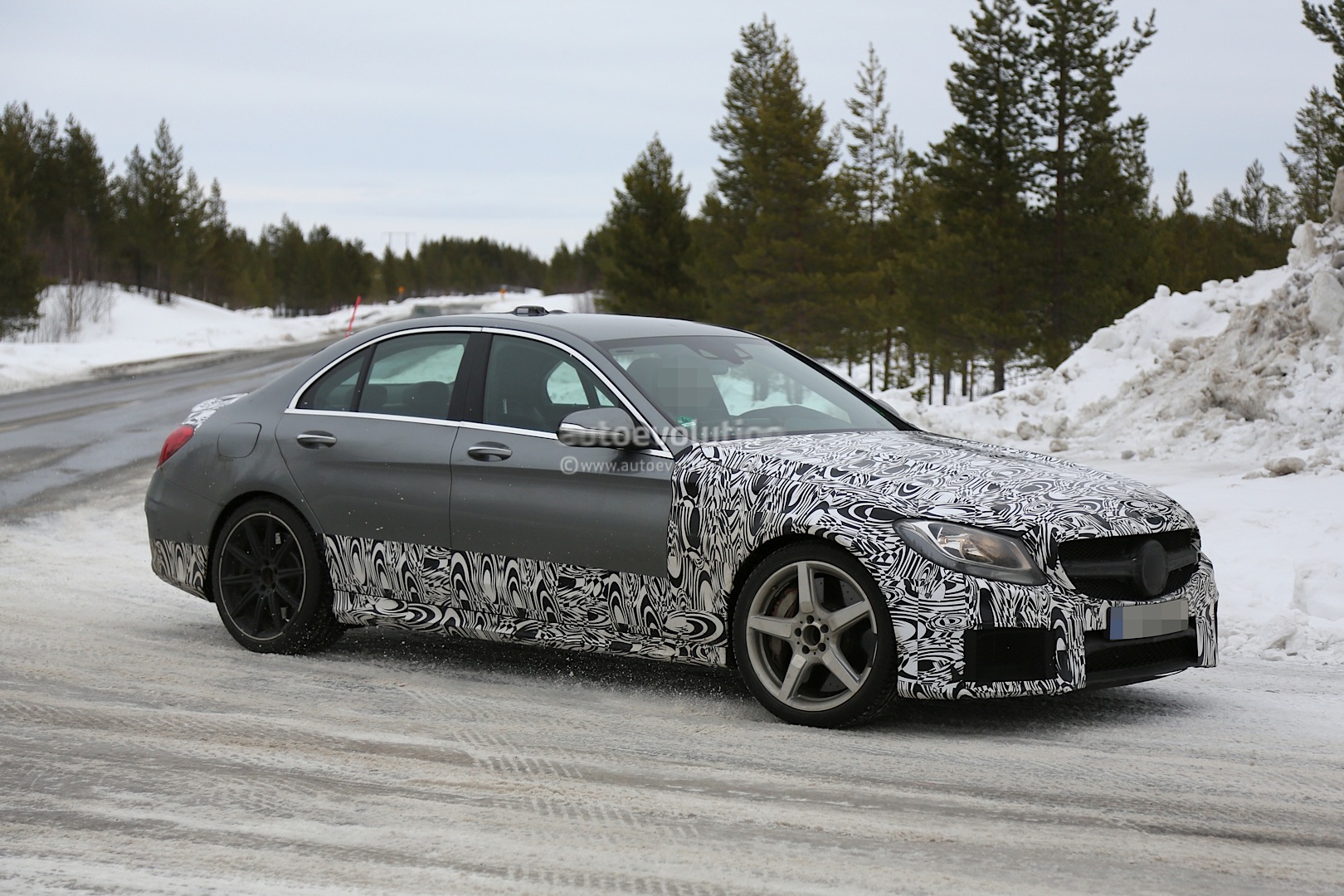 2014 - [Mercedes] Classe C [W205- S205] - Page 27 New-c-63-amg-w205-testing-with-old-c-63-amg-w204-photo-gallery_4