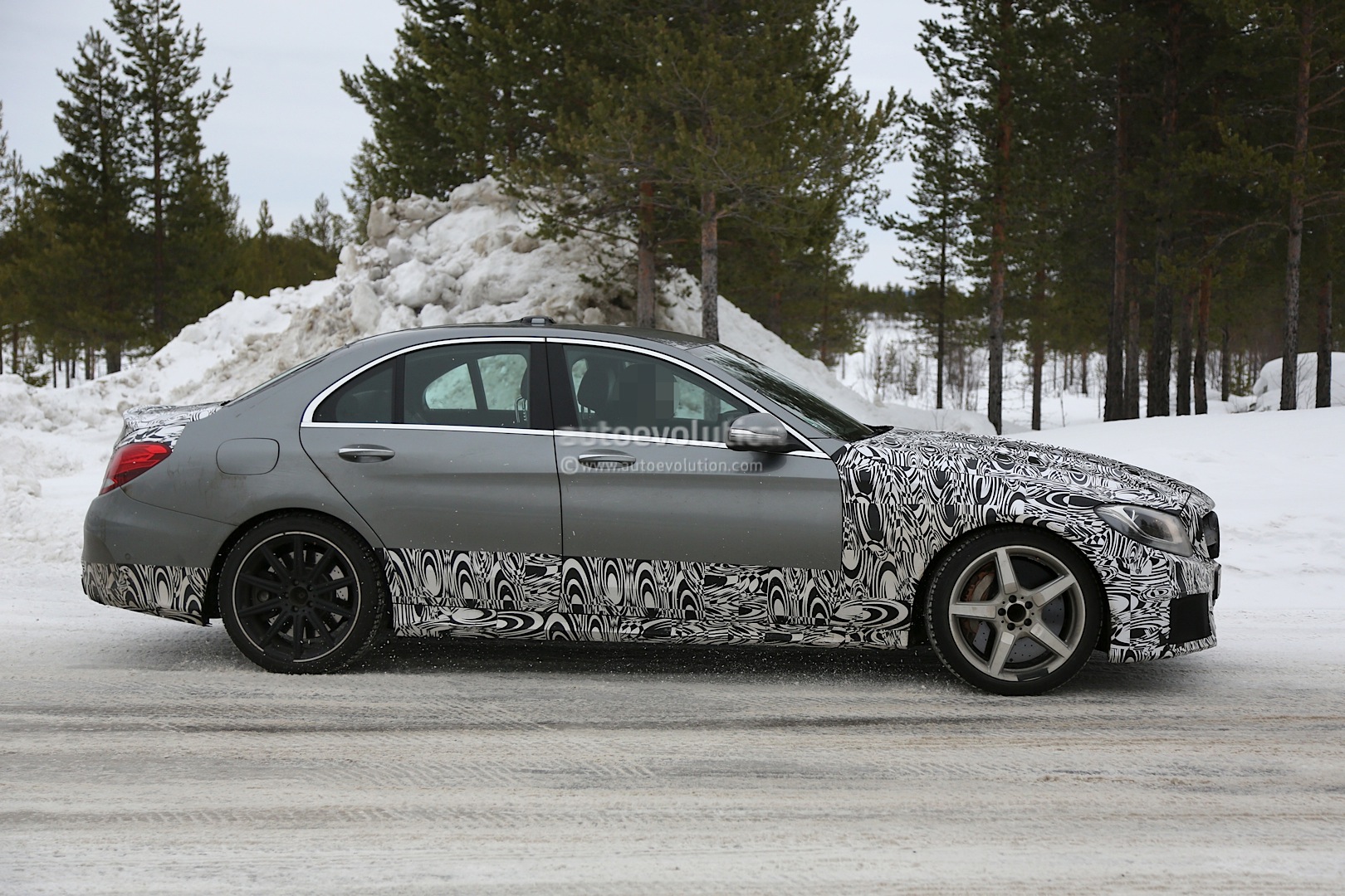 2014 - [Mercedes] Classe C [W205- S205] - Page 27 New-c-63-amg-w205-testing-with-old-c-63-amg-w204-photo-gallery_5