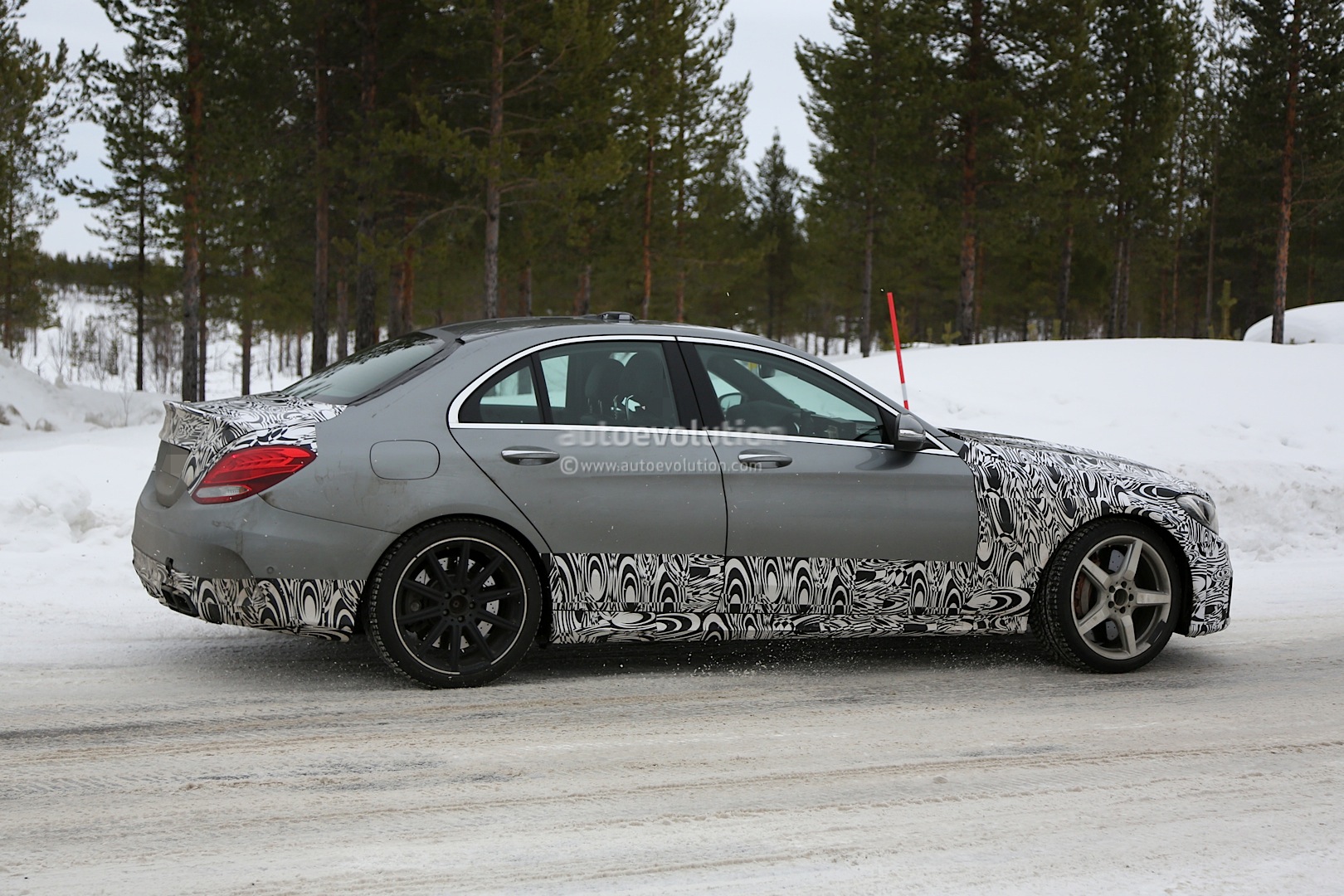 2014 - [Mercedes] Classe C [W205- S205] - Page 27 New-c-63-amg-w205-testing-with-old-c-63-amg-w204-photo-gallery_6