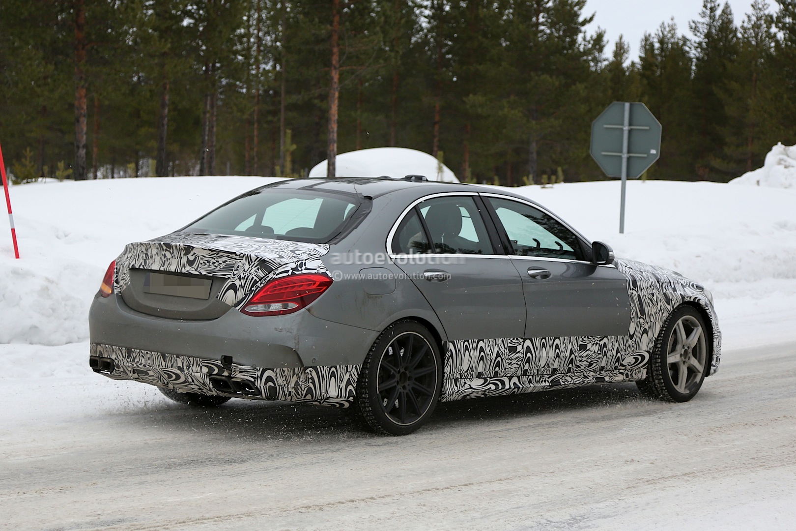 2014 - [Mercedes] Classe C [W205- S205] - Page 27 New-c-63-amg-w205-testing-with-old-c-63-amg-w204-photo-gallery_7