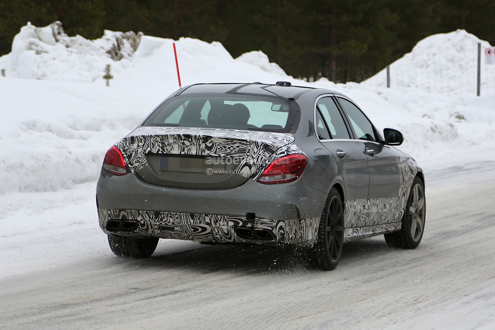 2014 - [Mercedes] Classe C [W205- S205] - Page 27 New-c-63-amg-w205-testing-with-old-c-63-amg-w204-photo-gallery_8