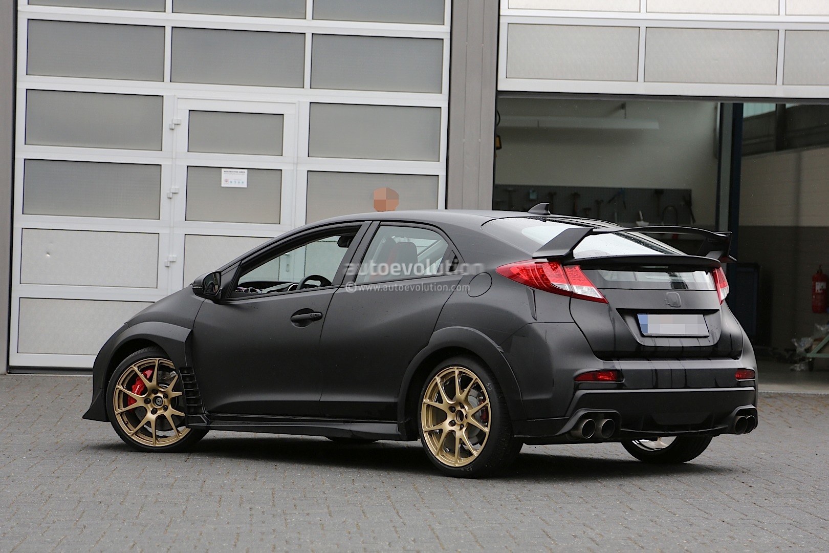 2015 - [Honda] Civic Type R. - Page 3 New-honda-civic-typer-r-spied-testing-against-mercedes-a45-amg_1