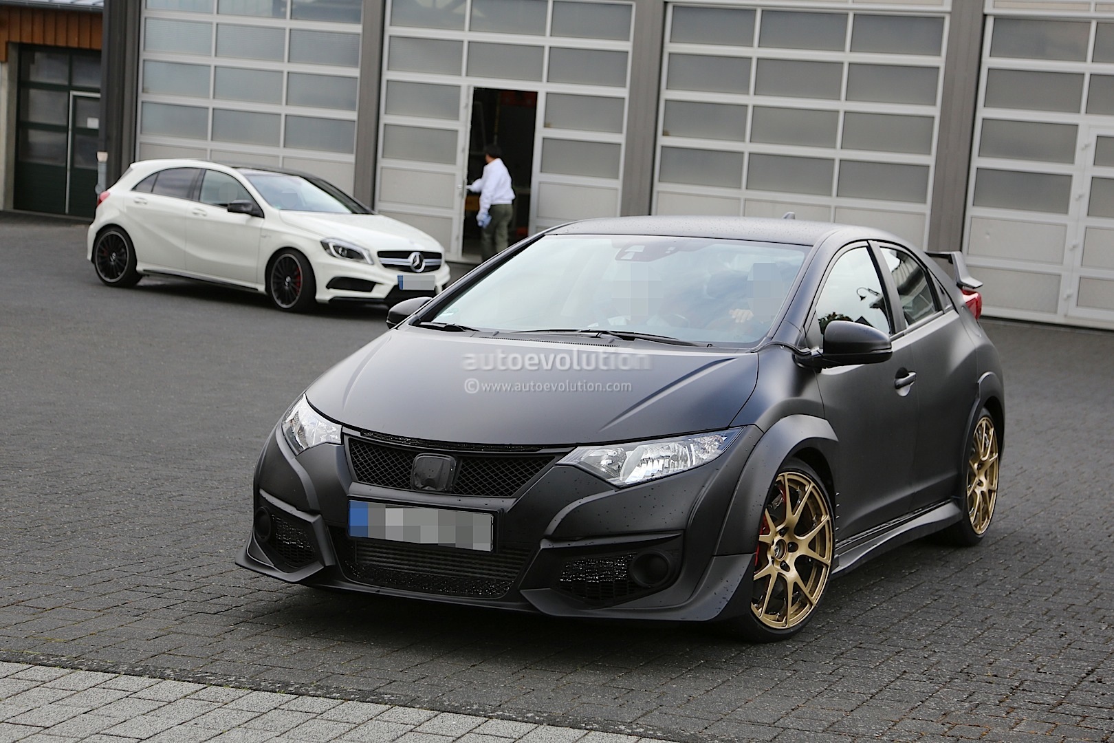 2015 - [Honda] Civic Type R. - Page 3 New-honda-civic-typer-r-spied-testing-against-mercedes-a45-amg_16